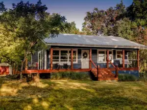 Woodhaven Cabin at Snake Creek with Patios & Fire-pit