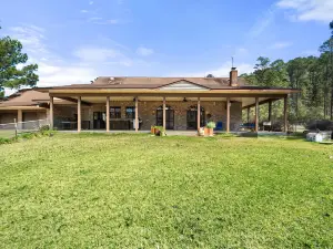 Belle La Vie! Spacious Lake house with gorgeous views!