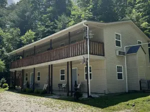Beautiful 4 unit lodge w/ Hot tub, WiFi, fire pits &  pavilion area with grills