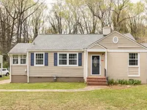 Sunny 2 bedroom cottage minutes from downtown!