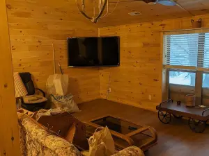 C5a snowmobile trail is 300 yards from driveway Rural 3 bedroom house with wifi