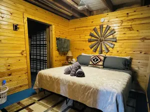 New Rustic Retreat, Firepit & Games, Hiking,Boating & Fishing near Lake Rathbun