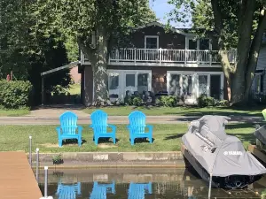 Private Dock/Sunrise Views/Patio/Deck/Sleeps 10/Cable TV/Wi-Fi/AC/Grill