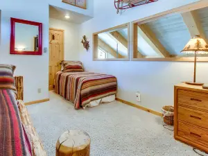 Two-level, forest-view condo with deck - steps from the Village & Ski Back Trail