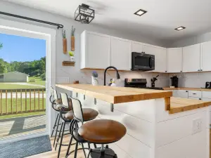 Kayak Access and Concierge Services - Charming Rustic Retreat