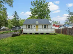 Linny's Lakeview Cottage - Cozy, Fun & Updated