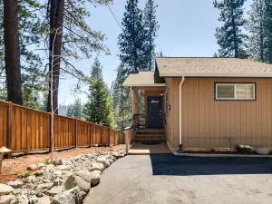 Updated Lake Almanor Retreat w/ Patio & Grill!