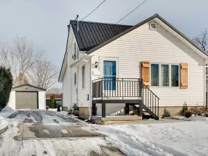 Charming Iowa Abode Near Knoxville Raceway!