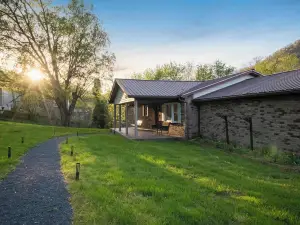 Scenic Riverfront Escape: Game Room, Fire Pit, King Bed