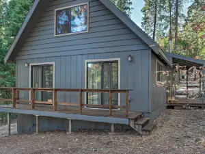 Pet-Friendly Blue Lake Springs Cabin with Fire Pit!