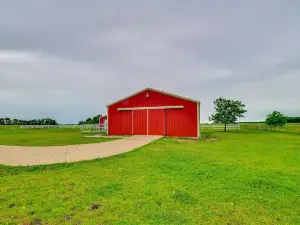 Pet-Friendly Waxahachie Vacation Home with Backyard!