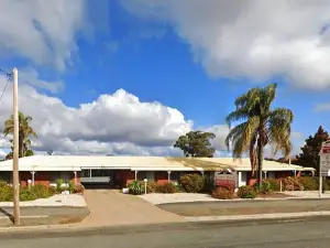 Country Roads Motor Inn