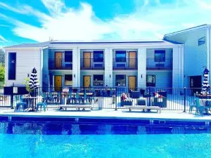 Room for Two with Pool and Kitchen Access