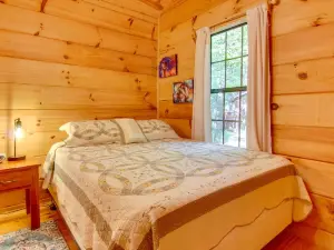 Hendersonville Cabin Near Hiking and Waterfalls!