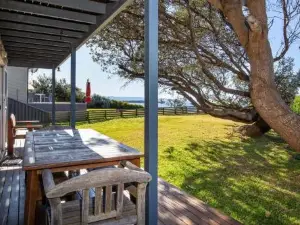 Aqua Beachfront - Pet Friendly - 2 Mins Walk to Beach