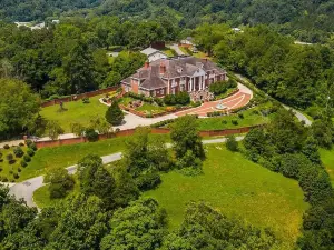 Kentucky's Majestic Mountaintop Estate with pool: The Bluegrass Palace