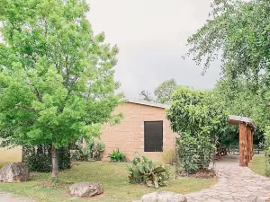 Quiet and relaxing cabin - BEAUTIFUL FRIO RIVER FRONTAGE on 26 ACRES