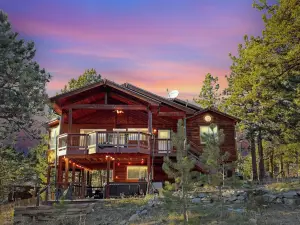 Hot Tub / Fireplace / Fire Pit / BBQ / Rec Room / Views / Quiet / WD