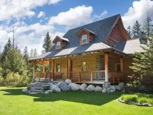 River Island House - Luxury Mountain Riverfront Log Home, Nye, Montana