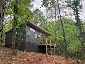 New Romantic Secluded Cabin for two in  beautiful Mammoth Spring Arkansas!!