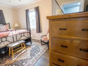 Newly Renovated Amazing Lake Retreat! Sleeps 11- Walk to Water & Boat Ramp!