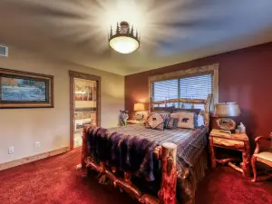 Modern and Roomy Family Cabin with a Full Kitchen - Walk to the Golf Course