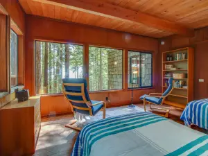 Romantic woodland haven with private hot tub, deck & gorgeous forest/ocean views