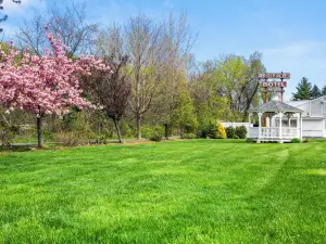 Ardsley Acres Hotel Court