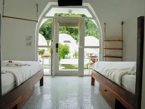 Igloo Beach Lodge