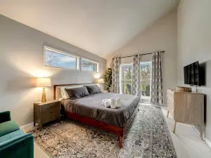 Stunning Retreat - Hot Tub, Arcade, Golf View, Fireplace