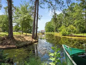 Relaxing Retreat on the lake with private spa pool!