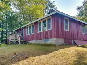 Cozy Lakefront Cabin w/ Indoor Gas Fireplace!