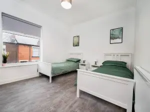 Modern Spacious 2 Bedroom House in Leigh, Free Parking