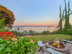 Views, Seclusion, Cozy Island Comfort