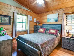 Kilgore Gem: Pet-Friendly Cabin w/ Duck Pond!