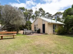Bells Beach Cottages - Pet Friendly Cottage with Wood Heater