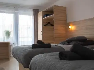 Modernes Studio Mit großem Balkon, Vollausgestatteter Küche Und Idealem Arbeitsplatz für Home Office