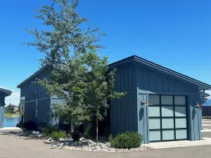 New! 3-bedroom lake-front condo on Flathead Lake