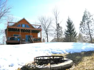 Lakeside 3-Bdrm Chalet Cabin Near Alexandria - Minutes from Carlos Creek Winery!
