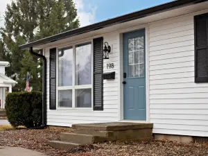 Charming small town experience in Hagerstown, Indiana, self check-in, sleeps 5+