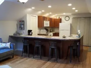 Convenient to the center of town! Beautifully decorated, quiet apartment.