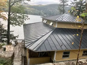 Cheerful waterfront 4 bedroom brand new Lake Cottage