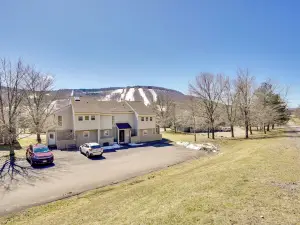 Charming Townhome - Walk to Greek Peak Mountain!