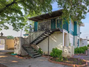 มาริโปซา มอนาร์ช เดินไปที่แม่น้ำ