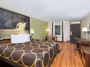 Super 8 by Wyndham Kingsport /I-81