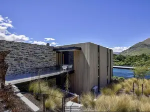 Contemporary 4 Bed Home, Lakes Edge, Fabulous View