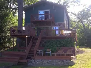 SERENE & QUIET!! Huge Deck! 4 BR/4 Baths-Free Kayaks & Paddle Boat! PET FRIENDLY