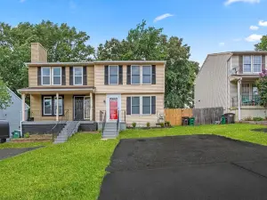 NEWLY RENOVATED & NEWLY FURNISHED Cozy 3BR TH IN CAPITOL HGTS