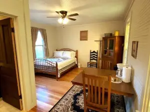 Bunkhouse Seventy-Four - Cute, quaint and just minutes from Jacksonville, IL