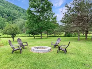 Updated & Modern w/ King Bed ~ Pet Friendly ~ Sleeps 4 ~ Beautiful views